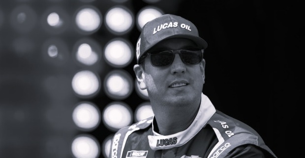 Kyle Busch lächelt in seinem Rennanzug