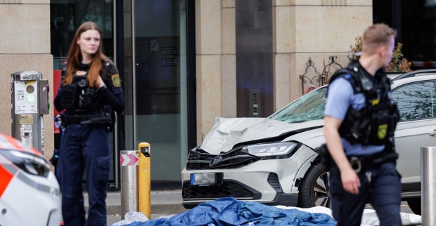 Beschädigtes Auto nach Amokfahrt in Leipzig, Polizei sichert Tatort mit Einsatzkräften in der Innenstadt