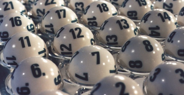 Lotto-Ziehung mit nummerierten Kugeln, Symbolbild für Jackpot und Gewinnzahlen in Österreich