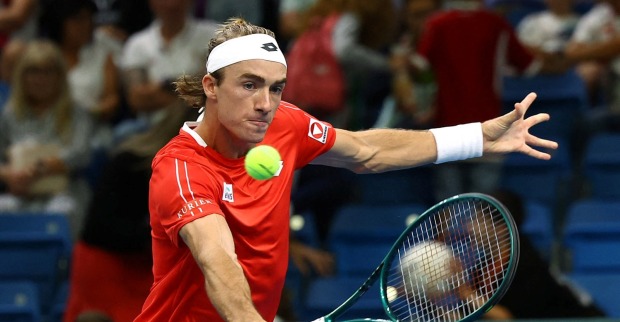 Lukas Neumayer in einem Duell in Action.