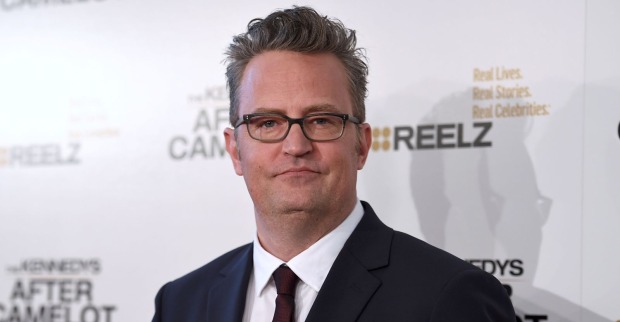 Matthew Perry bei einem öffentlichen Event in dunklem Anzug und Brille. Der Schauspieler blickt direkt in die Kamera. Das Bild zeigt den TV-Star vor seinem Tod im Zusammenhang mit den aktuellen Vorwürfen seiner Mutter gegen seinen ehemaligen Assistenten.