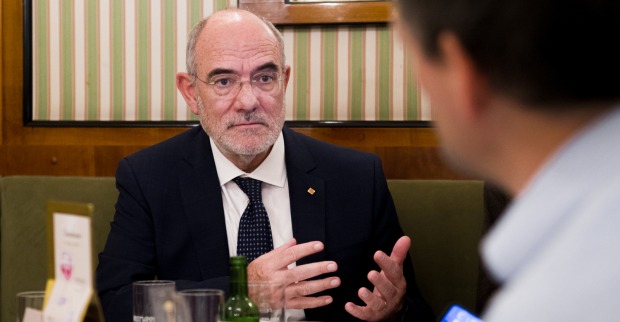 katalanische Minister für Europäische Union und Auswärtiges in Anzug und mit Brille beim Gespräch im Kaffeehaus