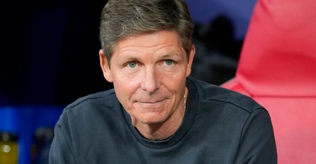 Oliver Glasner sitzt auf der Trainerbank von Crystal Palace und blickt nachdenklich zur Seite.