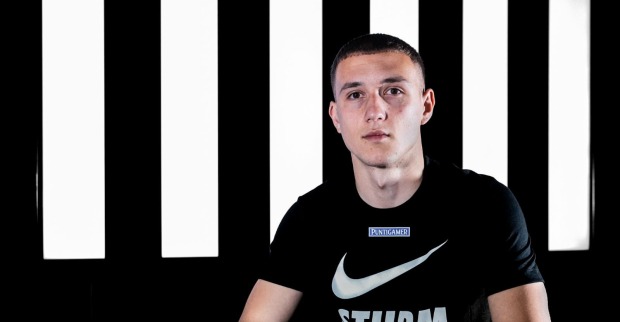 Der neue Sturm-Graz-Spieler Petar Petrovic während der symbolischen Vertragsunterzeichnung in der Steiermark