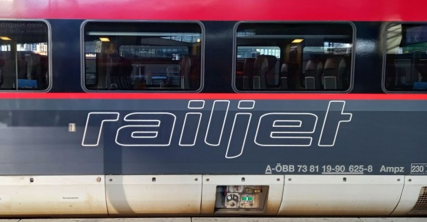 ÖBB Railjet Zug in Wien Meidling mit Railjet-Schriftzug, Symbolbild für überfüllten Zug und Polizeieinsatz in Österreich