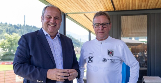Josef Pröll und Ralf Rangnick stehen gemeinsam in Windischgarsten.