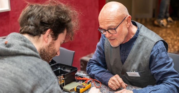 Handwerker und Kunde sehen sich aputtes Produkt an