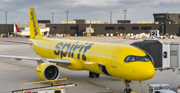 Ein Flugzeug von Spirit Airlines vor dem Abflug am Flughafen