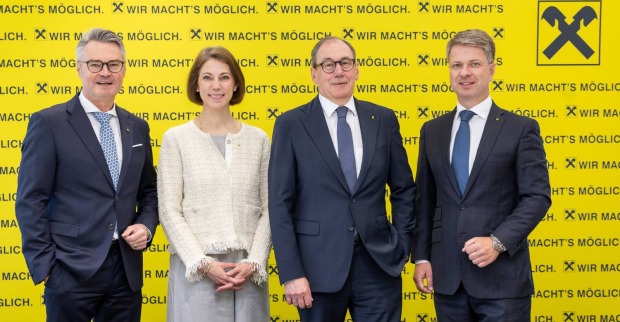 Der Raiffeisen-Landesbank Steiermark Generaldirektor Martin Schaller mit seinen Vorstandsdirektoren Ariane Pfleger, Rainer Stelzer und Florian Stryeck vor einer gelben Wand mit Raiffeisen Logos bei der Präsentation des Jahresergebnisses 2025