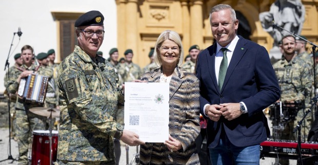 Verteidigungsministerin Klaudia Tanner und Landeshauptmann Mario Kunasek mit Mitgliedern der Militärmusik des österreichischen Bundesheeres