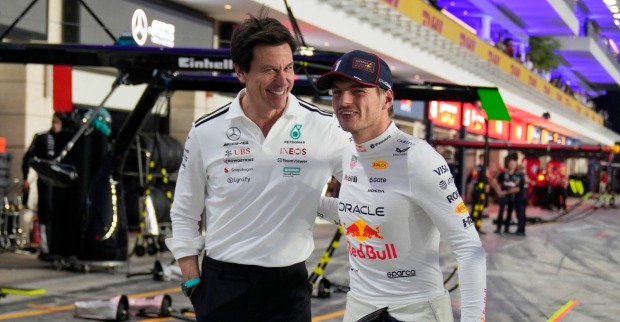 Toto Wolff und Max Verstappen während einem Rennen in Holland.