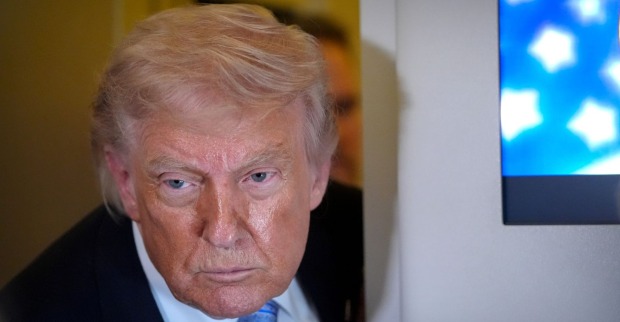 Donald Trump Blick ernst Nahaufnahme US-Präsident unzurechnungsfähig Ärzte BMJ Kritik mentale Gesundheit