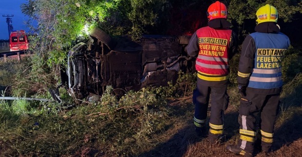 Verkehrsunfall in Laxenburg auf der L154: Ein Pkw liegt auf der Seite im Windschutzgürtel nach einem schweren Crash mit fünf Verletzten.