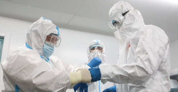 Weltgesundheitsorganisation Pandemie: medizinisches Personal in Schutzkleidung bei Einsatzvorbereitung in Labor oder Klinik
