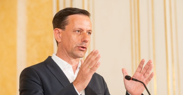 Ernst Gödl spricht am Rednerpult ÖVP Klubchef Nachfolger Wöginger Österreich Parlament