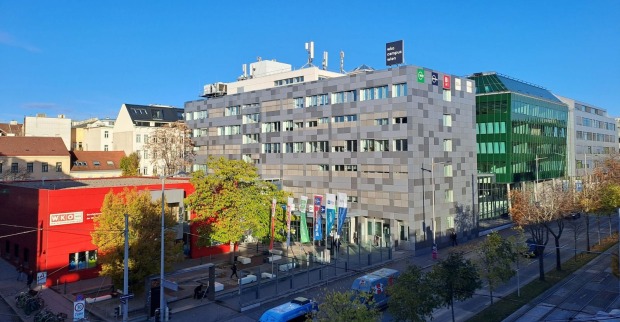 Außenansicht des wko campus wien bei Sonnenschein