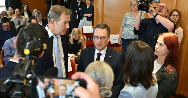 August Wöginger spricht nach seinem Rücktritt als ÖVP-Klubobmann im Gerichtssaal mit Journalisten nach dem Schuldspruch, Rücktritt als Klubobmann