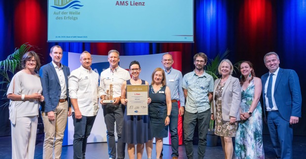 Eingerahmt von der Landesgeschäftsführung Tirol und dem Vorstand des AMS Österreich. In der Mitte mit Urkunde: Barbara Grain, Geschäftsstellenleiterin des AMS Lienz, gemeinsam mit Harald Ortner und Christian Schmidl (beide Service für Unternehmen) sowie Markus Ebner und Andreas Pucher (beide Erst-Service) | Credit: AMS Österreich