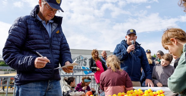 Organisatoren eines Entenrennens | Credit: Rotary Club Wien Mozart