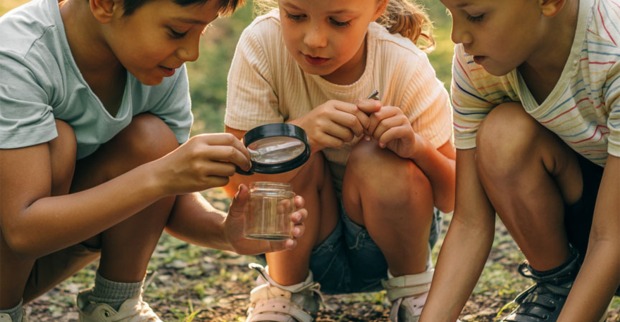 Kinder beim gemeinsamen Spielen im Freien | Credit: Hilfswerk Salzburg