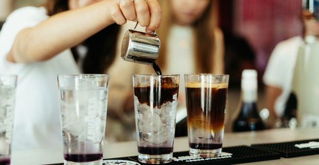 Espresso-Gläser an der Theke im Café | Credit: Luis Gangssloserr