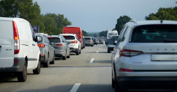 Fahrzeuge stehen auf einer mehrspurigen Autobahn im Stau und bilden in der Mitte eine freie Rettungsgasse