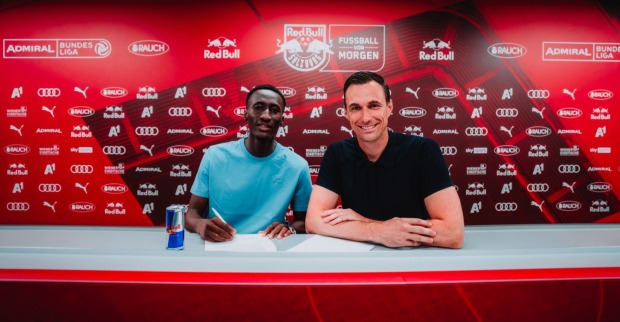 Abubakr Barry während der Vertragsunterzeichnung bei Red Bull Salzburg