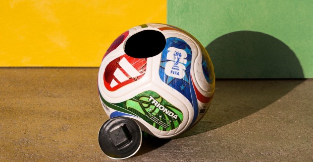Der offizielle Spielball Adidas Trionda der WM 2026 mit roten, grünen und blauen Mustern liegt auf dem Boden