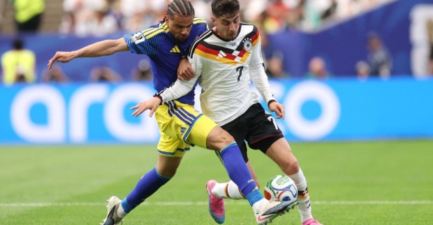 Zweikampf zwischen deutschem Nationalspieler und Curacao-Akteur beim WM-Spiel in Houston beim 7:1-Sieg Deutschlands