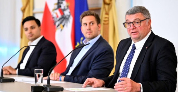 Pressekonferenz zum Doppelbudget in Österreich mit Staatssekretär Alexander Pröll, NEOS-Klubchef Yannick Shetty und SPÖ-Staatssekretär Jörg Leichtfried vor österreichischen Flaggen