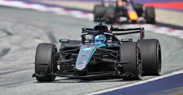 Mercedes-Rennwagen von George Russell auf der Strecke beim Österreich-Grand-Prix in Spielberg während des Rennens