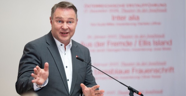 Andreas Babler (SPÖ) bei einer Pressekonferenz zur Kürzung der Allgemeinen Sportförderung und Erhöhung der Besonderen Sportförderung in Österreich.
