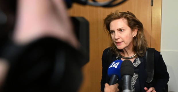 Astrid Wagner nach Urteil gegen 14-Jährige wegen Mord am Friedhof Baumgarten im Gespräch mit Medien in Wien