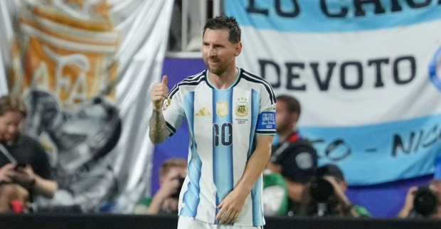 Lionel Messi vergibt gegen Österreich einen Elfmeter.