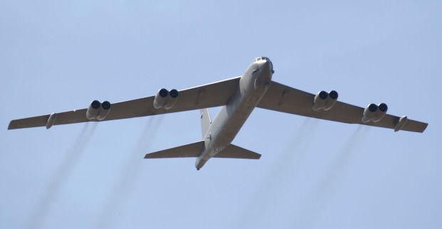 B-52 Bomber im Flug über den USA – strategischer Langstreckenbomber der US-Air-Force vor Absturz bei Testflug in Kalifornien
