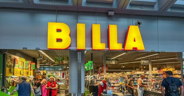 Billa Supermarkt Eingang mit Kunden beim Einkaufen während der Stillen Stunde mit reduzierten Reizen und ruhiger Atmosphäre