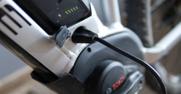 Laden eines elektrischen Fahrrades mit einer Bosch-Batterie.