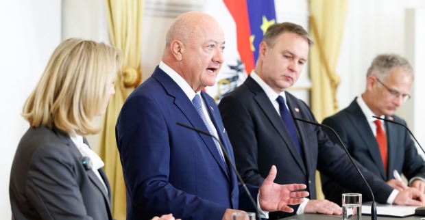 Bundeskanzler Christian Stocker (ÖVP) präsentiert gemeinsam mit Vizekanzler Andreas Babler (SPÖ) und NEOS-Chefin Beate Meinl-Reisinger die Einigung zur eingefrorenen Parteienförderung