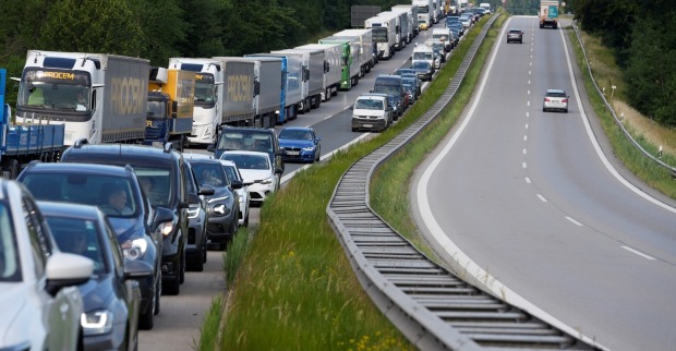Ein Wald- und Moorbrand nahe dem Chiemsee hat die A8 zwischen München und Salzburg komplett lahmgelegt.