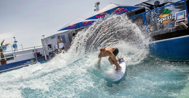 Surfer in der Anlage auf dem Bord beim Surfen