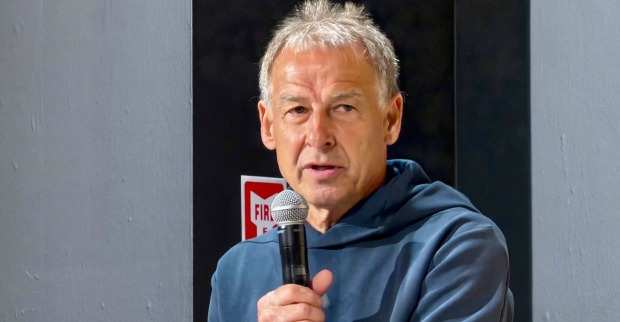 Jürgen Klinsmann spricht während eines Events im Haus der deutschen Nationalmannschaft