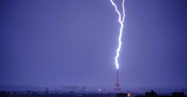 Ein Blitz traf den Eiffelturm und sorgte für spektakuläre Aufnahmen.
