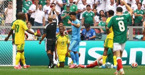 Südafrikas Sphephelo Sithole erhält im Eröffnungsspiel der FIFA Fußball WEltmeisterschaft 2026 die rote Karte