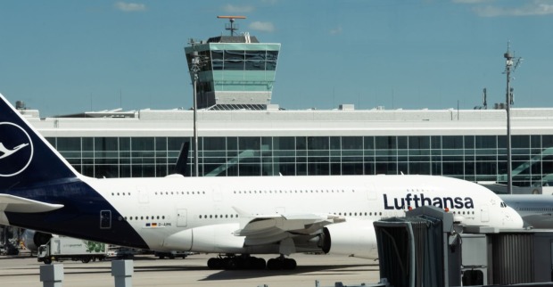Flughafen München mit Lufthansa-Flugzeug vor Terminal und Tower nach Unterbrechung des Flugbetriebs wegen Brandgeruch