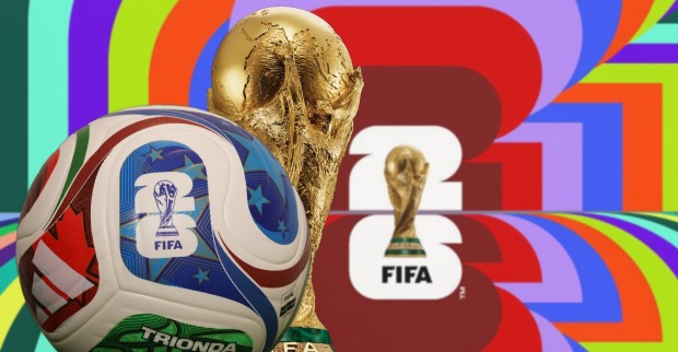 Der offizielle Spielball und die Trophäe der FIFA-Weltmeisterschaft 2026 vor dem Hintergrund des offiziellen Emblems.