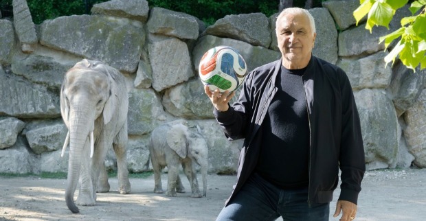 Hans Krankl im Elefantengehege des Tiergarten Schönbrunn und dem offiziellen Spielball "Trionda"