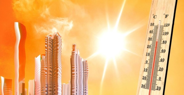 Thermometer zeigt hohe Temperaturen in einer überhitzten Stadt mit intensiver Sonne und wenig Grünflächen in Österreich
