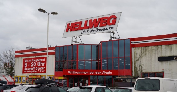 Hellweg Baumarkt Filiale mit Logo und Parkplatz – Insolvenz der Baumarktkette sorgt für Unsicherheit