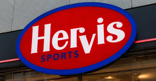 Hervis Logo an Filiale – Hervis schließt 17 Standorte in Österreich und streicht rund 100 Jobs