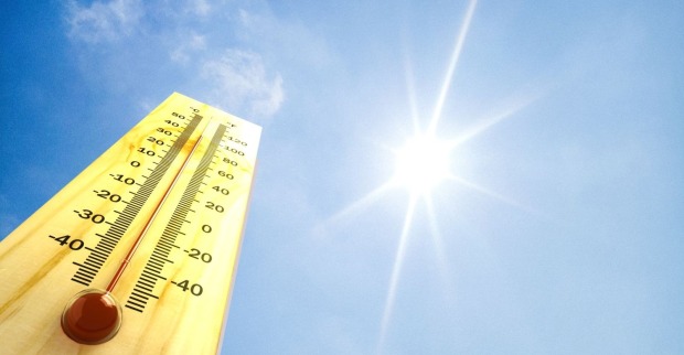 Sonniges Wetter und eine Thermometer.